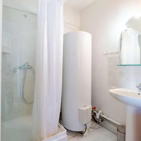 Climatisée Avec Terrasse, Cuisine D’été Et Wifi – Proche à - Fr-1-409-261 Villa *